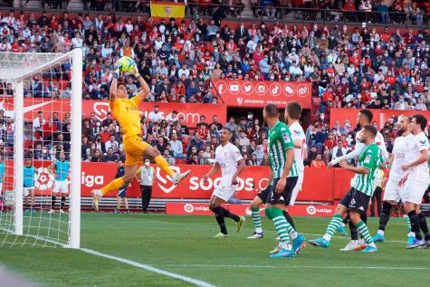 El Sevilla gana el derbi al Betis y sigue a la estela del líder (2-1)