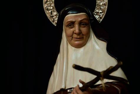 Israel Redondo talla una imagen de Sor Ángela de la Cruz