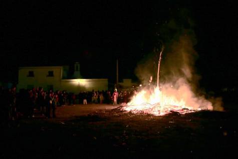 Una noche de vigilia y candelas en La Algaba