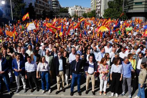 Decenas de miles de personas se manifiestan en Madrid contra Pedro Sánchez