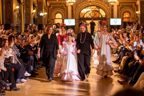 Desfile benéfico de moda flamenca a favor de la Hermandad del Rocío de la Macarena