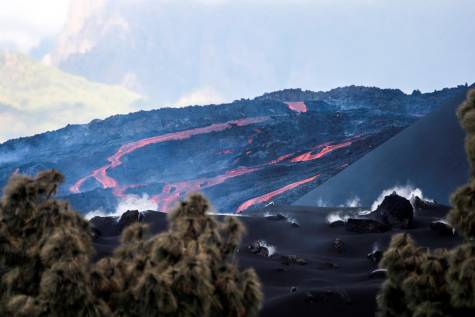 La lava del volcán de La Palma se amplía y se unen dos coladas