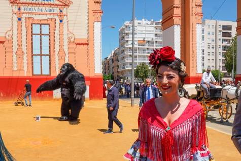 Macarena Olona acude a la Feria y carga contra los sindicatos: «Traidores»