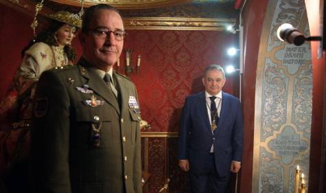 La Pastora de Sevilla recibe el bastón de mando del General Jefe de la Fuerza Terrestre