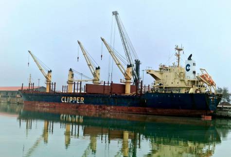 Descarga histórica de trigo en el Puerto de Sevilla por un gran buque