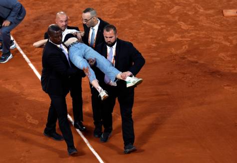 Una mujer se encadena a la red e interrumpe Roland Garros