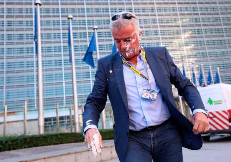 Ataque con una tarta de nata a la cara del director de Ryanair