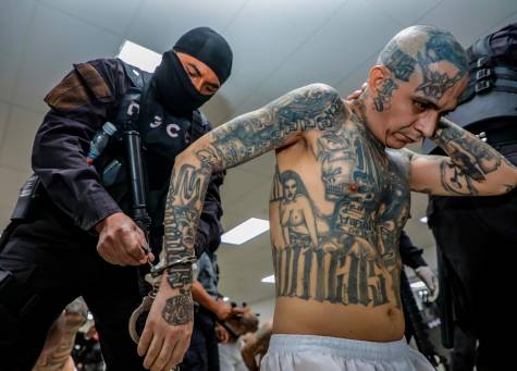 Cinematográfico operativo para mudar a 2.000 pandilleros a una nueva cárcel en El Salvador