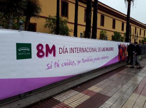 Destrozan de madrugada la pancarta del 8M de la Diputación de Sevilla