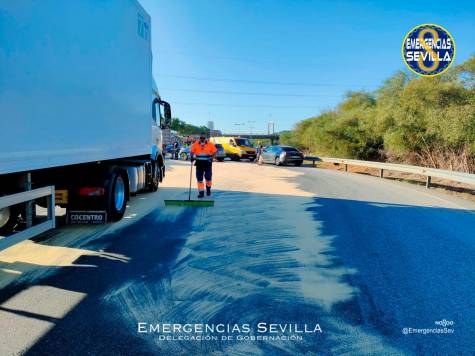 Un líquido en la carretera provoca el accidente de un camión junto a La Cartuja