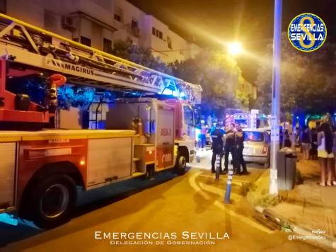 Un cargador enchufado en una regleta, causa de un incendio en Sevilla