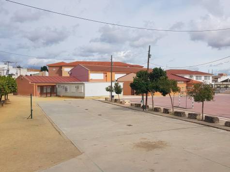 Las familias del colegio Maestro Rafael Bravo de Alcalá del Río se movilizan para pedir la ampliación del nuevo centro