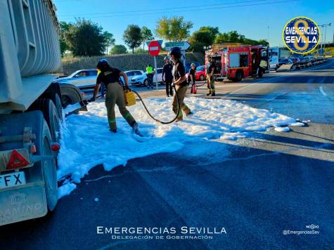 Un líquido en la carretera provoca el accidente de un camión junto a La Cartuja