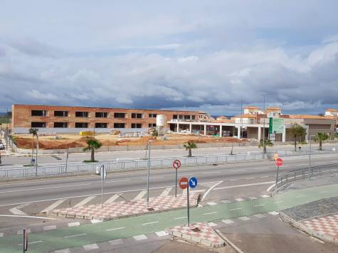 Las familias del colegio Maestro Rafael Bravo de Alcalá del Río se movilizan para pedir la ampliación del nuevo centro