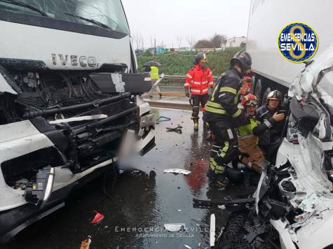 Aparatoso accidente entre dos camiones y un coche en la carretera de la Esclusa