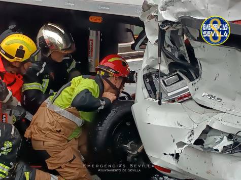 Aparatoso accidente entre dos camiones y un coche en la carretera de la Esclusa