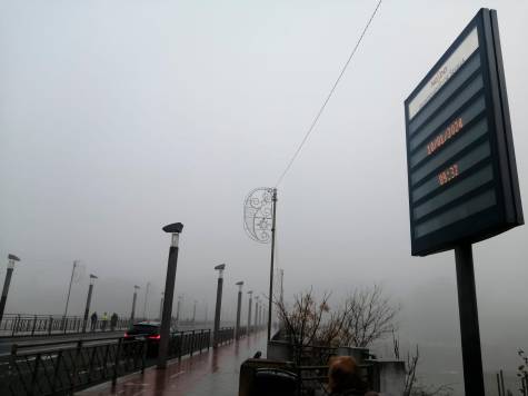 Un manto de niebla cubre Sevilla y provoca incidencias en el tráfico