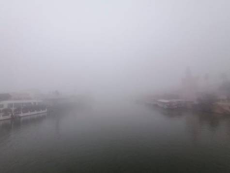 Un manto de niebla cubre Sevilla y provoca incidencias en el tráfico