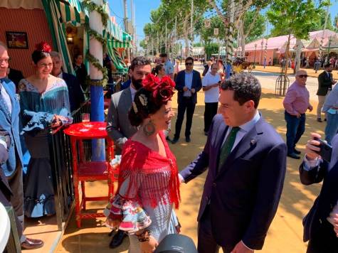 Juanma Moreno se marca unas sevillanas en la Feria de Abril 