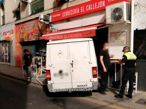 Una furgoneta se empotra en una cervecería en el centro de Sevilla 