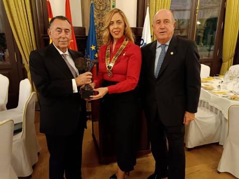 Antonio Gallego jurado recibe el galardón “Sevillano del año”