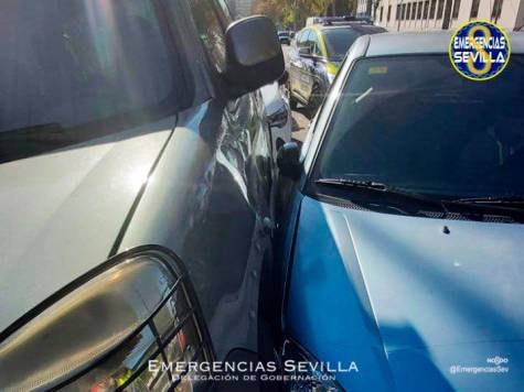 Accidente en Sevilla con un coche levantando a otro tras una colisión