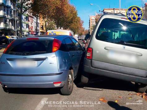 Accidente en Sevilla con un coche levantando a otro tras una colisión