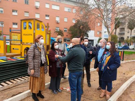El Ayuntamiento construye un nuevo parque infantil en la calle Japón, en Sevilla Este
