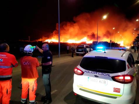 VÍDEO: Arrasado por un incendio un asentamiento de inmigrantes en Lepe