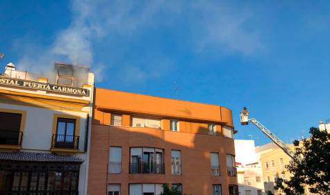 Extinguido un incendio en el hostal Puerta Carmona
