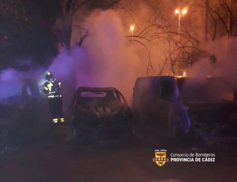 Incendio de 10 coches en plena calle en Algeciras