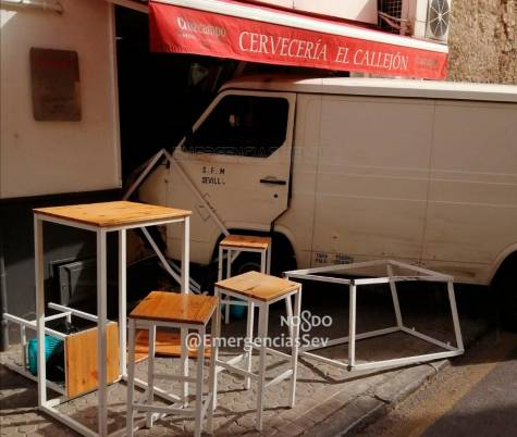 Una furgoneta se empotra en una cervecería en el centro de Sevilla 