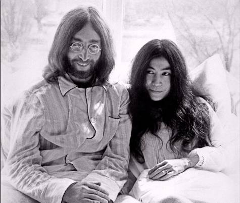Los 90 años de Yoko Ono, sinónimo de vanguardia, pacifismo y viuda de Lennon