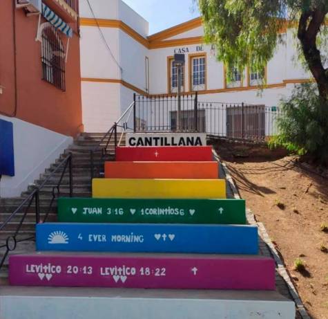Aparecen pintadas homófobas en la escalera orgullosa de Cantillana