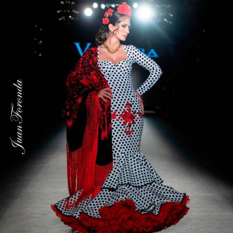 Comienza la Feria en Torre Sevilla con un desfile de moda flamenca y diversas actividades