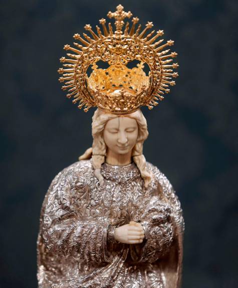 La Inmaculada del palio de la Esperanza de Triana recupera la corona 