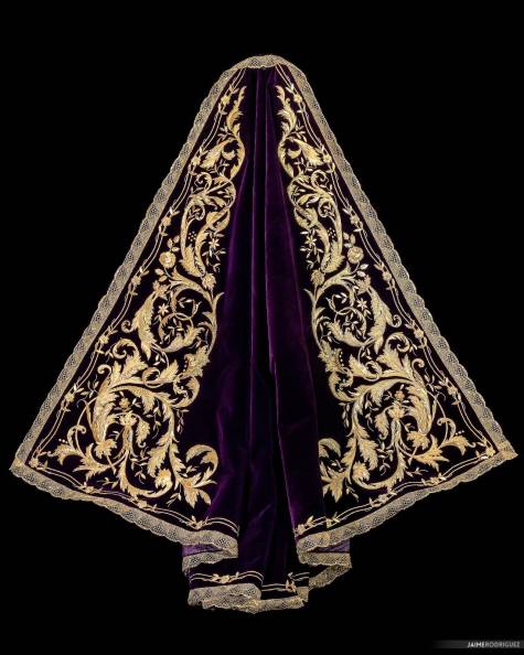 Nuevo manto de camarín de estilo decimonónico para la Amargura