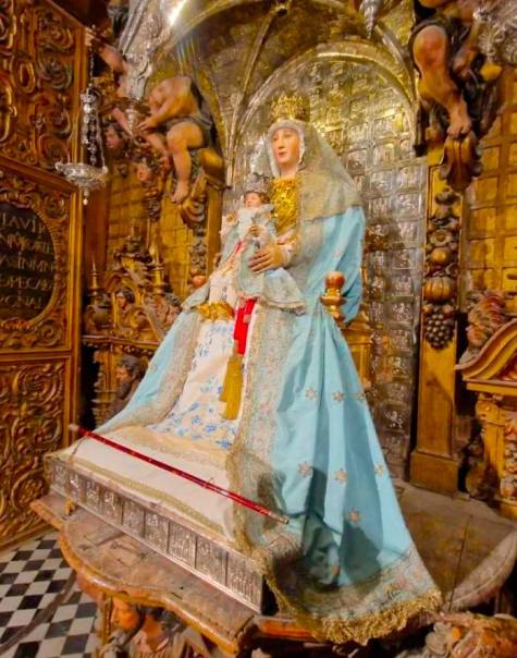 La Virgen de los Reyes vestida para la Inmaculada