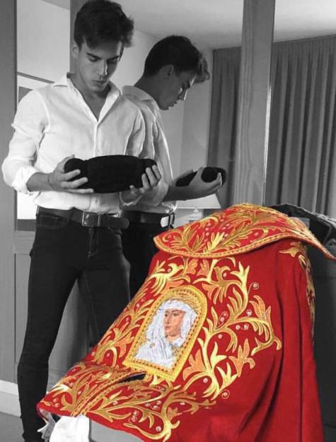 Gonzalo Caballero dona el vestido de su cogida a la Esperanza de Triana