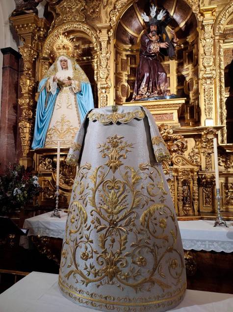 La Virgen del Rocío luce nueva saya con motivo de la Candelaria 2015