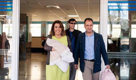 Susana Díaz presenta a su nueva hija a la salida del hospital