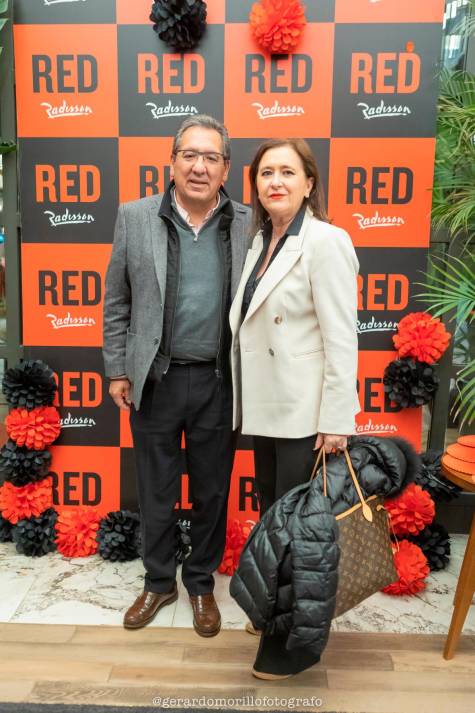 La IV edición de Olé You reunió a numerosos rostros conocidos en el Radisson Red de Madrid