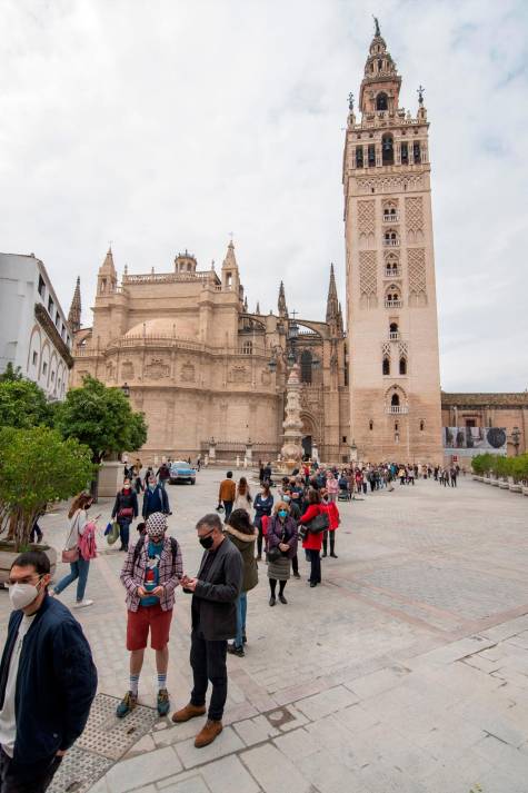 Largas colas en Sevilla para ver el hamán almohade del Bar Giralda
