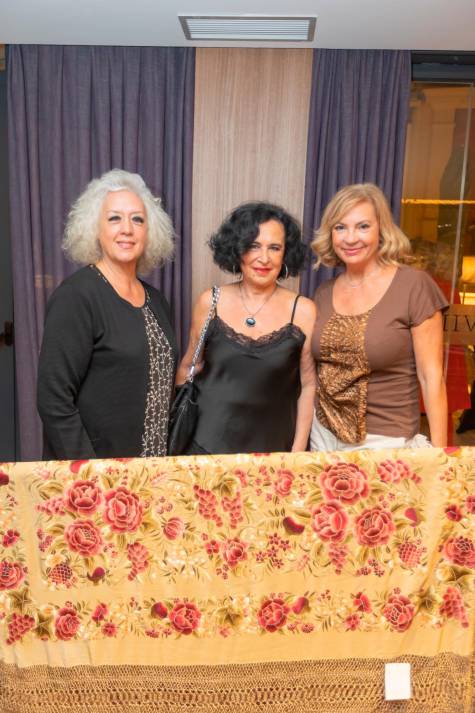 Escaparate y Tradiciones Isabela organizaron una exposición de mantones de manila y mantilla española