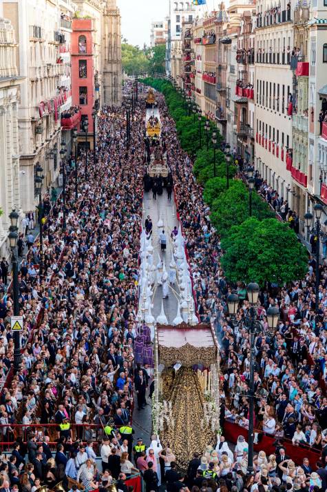 Las imágenes del Santo Entierro Grande y del Sábado Santo en Sevilla