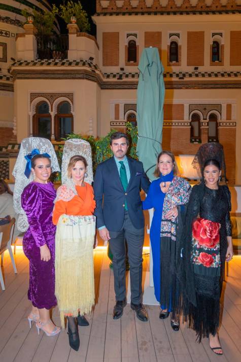 Escaparate y Tradiciones Isabela organizaron una exposición de mantones de manila y mantilla española