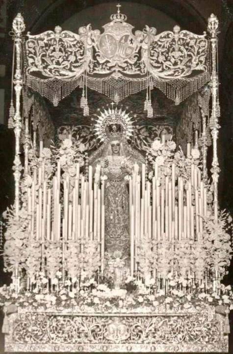 La Inmaculada del palio de la Esperanza de Triana recupera la corona 
