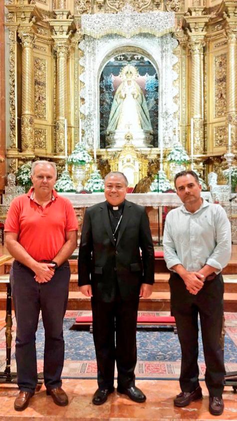 El nuncio de la Santa Sede visita la Basílica de la Macarena