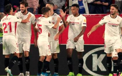Los jugadores del Sevilla celebran un gol en la victoria ante el Dudelange en la, Europa League. / EFE