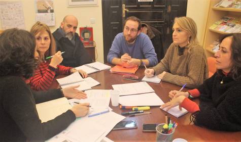 IU y Participa respaldan la petición vecinal de parar la nueva gasolinera de Pino Montano